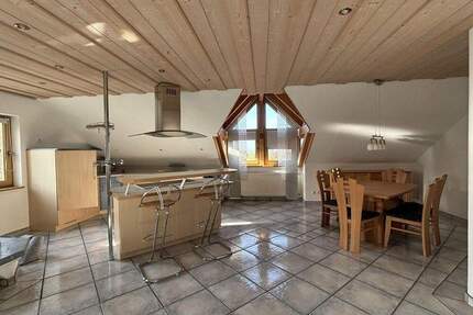 Charmante 3-Zi.-Whg. im DG mit offener Küche, Kachelofen, Carport - Sulzdorf Sternberg