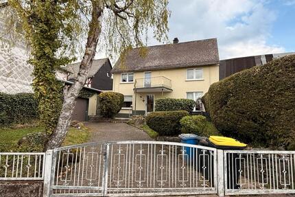 Einfamilienhaus mit Burgblick - 125.000,00&nbsp;EUR Kaufpreis, ca.&nbsp; 100,00&nbsp;m&sup2; in Greifenstein (PLZ: 35753)