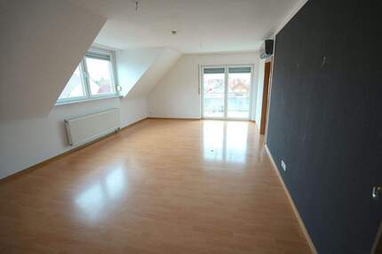 Helle DG-Whg. mit Balkon, EBK und Garage im gepflegten 6-FH. - Graben-Neudorf