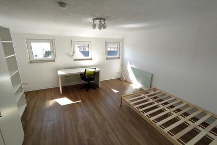 Helle, gemütliche 3-Zimmer-Wohnung im DG mit Küche und Garten - Villingen-Schwenningen
