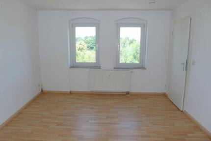 Gemütliche Dachwohnung mit Laminatboden, Essküche & Badewanne - Limbach-Oberfrohna