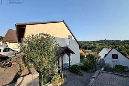 Lichtdurchflutete 3-Zimmer-Wohnung mit großem Wohn-Essbereich in Helsa