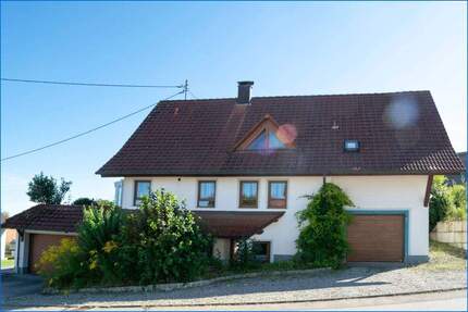 Attraktives Generationshaus mit zwei großen Garagen und schöner Fernsicht, in ruhiger Ortsrandlage! - Pfullendorf / Aach-Linz