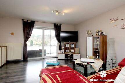 BERK Immobilien - Gepflegte 2-Zimmer-ETW in toller Lage mit EBK, großem Balkon & PKW-Stellplatz - Stockstadt am Main