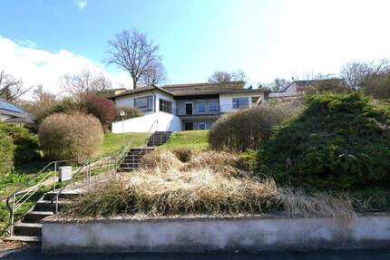 Sonniger Walmdach-Bungalow mit Blick über Weitramsdorf