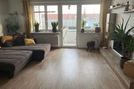 Schöner Blick im 4. OG - 2 Zimmer-Wohnung mit Süd-Balkon und Aufzug - Einbauküche kann abgelöst werden - Fürth Südstadt