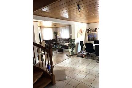 Sehr schöne ETW mit Balkonen und garagen - Höchberg