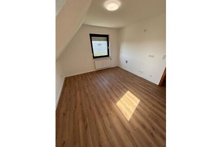3-Zimmer-Wohnung zu vermieten - 900,00&nbsp;EUR Kaltmiete, ca.&nbsp; 90,00&nbsp;m&sup2; in Großmaischeid (PLZ: 56276)