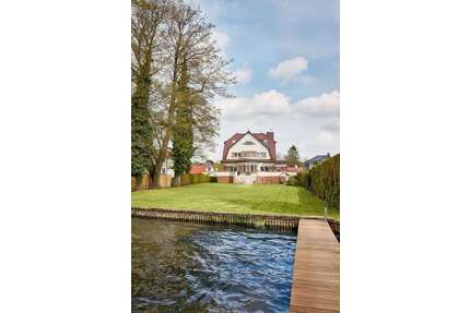 Haus zum Kaufen in Königs Wusterhausen 2.100.000,00 € 250 m²