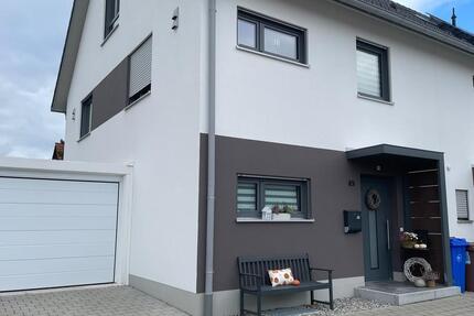 Geräumiges Reiheneckhaus in Lindenberg, extra Apartment in DG - Buchloe