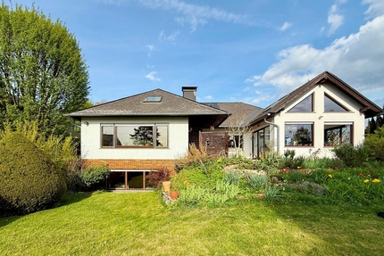 Frankfurt-Nieder-Erlenbach: Einmalige Lage! Großzügiges Villenanwesen am Bebauungsrand - Frankfurt am Main