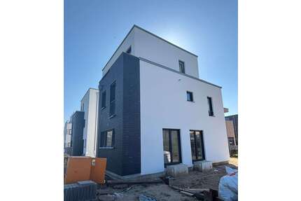 Haus zum Kaufen in Duisburg - Huckingen 1.168.000,00 € 194 m²