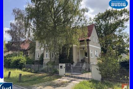 Mehrgenerationenhaus mit Wohnungen, Gewerbe, Werkstatt und Garagen in zentraler Lage - Neuenhagen