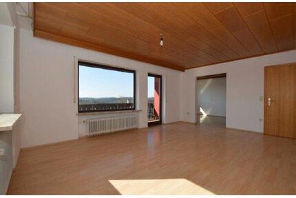 Großzügige 4-Zimmer-Wohnung (100 m²) mit Balkon & Dachgeschoss - Deining