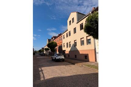 Großes Zweifamilienhaus. 1 Std bis Berlin. Garagen. Großer Garten - Tangerhütte