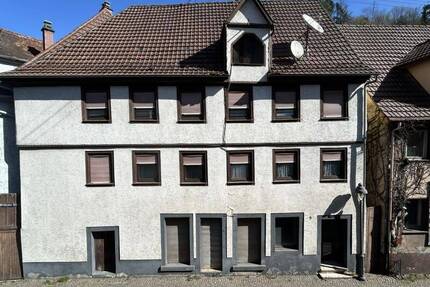 2-Familienhaus mit Ladeneinheit im Zentrum von Neuenbürg