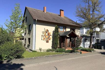 Großzügiges Wohnhaus mit zwei Wohneinheiten und Werkstatt in Ettenheim