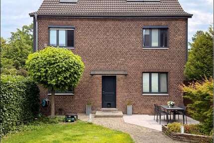 Haus zum Kaufen in Düsseldorf 2.350.000,00 € 395 m²
