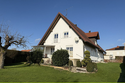 Gepflegtes Zweifamilienhaus am Ortsrand in Eitensheim