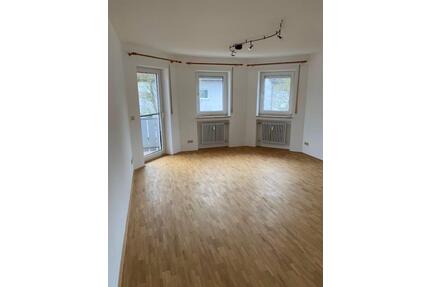 Schöne, helle 4-Zimmer-Wohnung mit großem Balkon+ Keller + Garage - Hofheim in Unterfranken