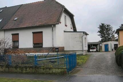 Sanierungsbedürftige Doppelhaushälfte in Egeln mit Grundstück