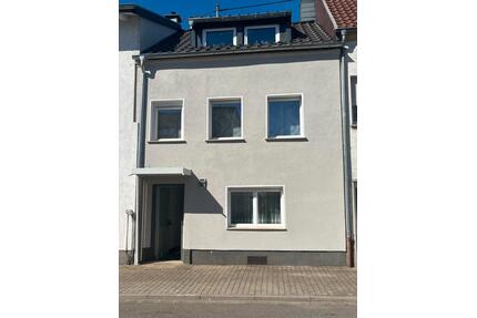 Kernsaniertes Zweifamilienhaus in Saarlouis-Roden