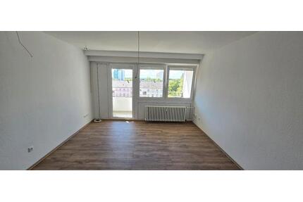 Renovierte 2 Zimmer Wohnung mit Aufzug & Balkon in SW Bergl - Schweinfurt Bellevue