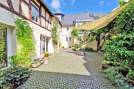 Haus zum Mieten in Hünstetten-Bechtheim 1.850,00 € 282 m²