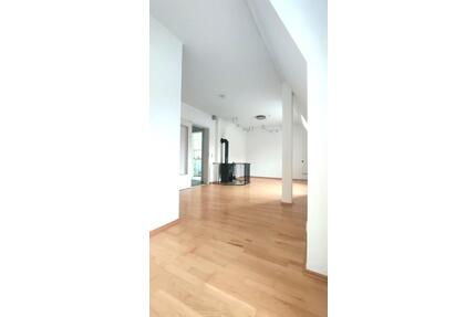 außergewöhnliche Wohnung im Maisonette-Stil mit Kamin & 2 Bädern - Augsburg Oberhausen