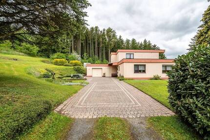 Bungalow mit Staffelgeschoss in Kyllburg I Kubische Bauweise I Parkähnliches Grundstück