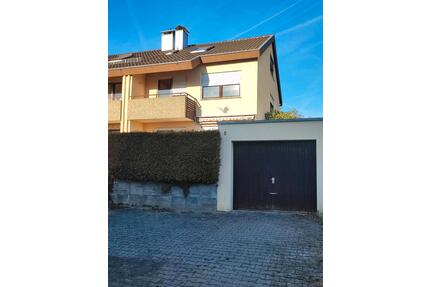 DHH mit Garage, 3 Stellplätze, Terrasse & Balkon - Leonberg