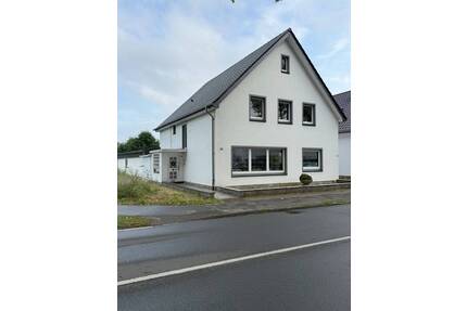 freistehendes 2-12 geschoss. Zweifamilienwohnhaus mit großzügigem Grundstück in Lipperode - Lippstadt