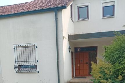 Nähe Krankenhaus Zweifamilienhaus mit Garten, Pool, Doppelgarage - Sulzbach-Rosenberg