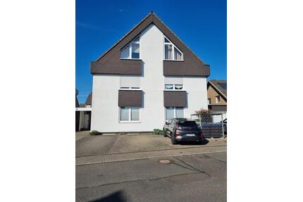 Erdgeschoss-Wohnung in drei Familienhaus mit Garten und Garage - Kerpen Balkhausen
