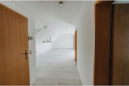 Sofort bezugsfrei: frisch renoviert, neuer Boden, Küche & Balkon - Pulheim