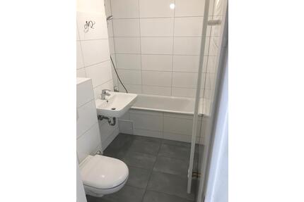 Schöne 3-Zimmerwohnung (2,5 Zi.) mit neu modernisiertem Bad, Balkon und separatem WC, frei ab 01.05 - Hanau Lamboy