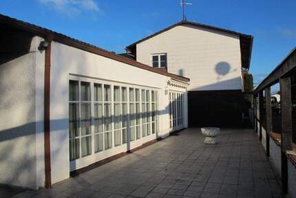 Viel Raum für Ihre Ideen: Schönes Einfamilienhaus mit spannender Architektur und Nebengebäuden - Julbach / Buch