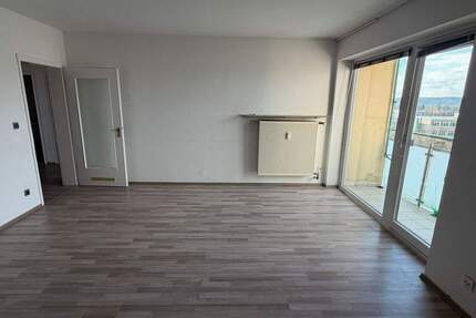 Geräumige 3-Zimmer-Wohnung mit Balkon, Aufzug und Stellplatz in Fürth - Stadtteil Hardhöhe