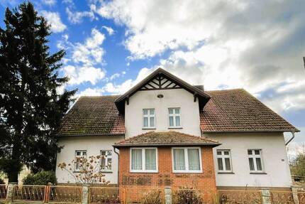 Großes Wohnhaus auf weitläufigem Grundstück mit Garagen und Nebengebäuden - Steinhöfel Heinersdorf