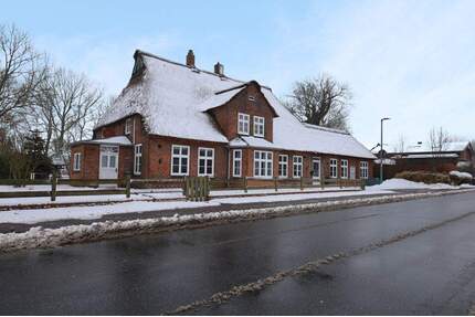 Charaktervolles Wohn- und Geschäftshaus unter Reet mit großem Grundstück und viel Potential in Hemme