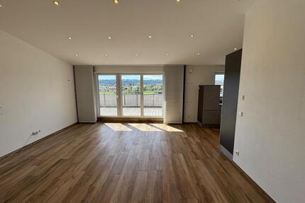 Wohnzimmer - 2.330,00&nbsp;EUR Kaltmiete, ca.&nbsp; 125,00&nbsp;m&sup2; in Bruckmühl (PLZ: 83052)