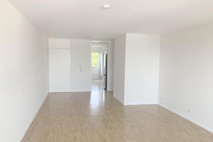 Moderne, helle 3 Zi-Whg Wohnung mit hochwertiger Einbauküche und großem Balkon in Esslingen - Esslingen am Neckar Brühl