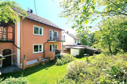 Schönes Wohnhaus mit zwei Wohnungen und Garage - Herzogenaurach