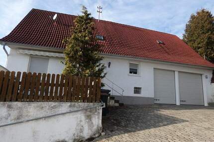 Günstiges Haus mit 2 großen Garagen in Aussichtslage - Zwiefalten Baach