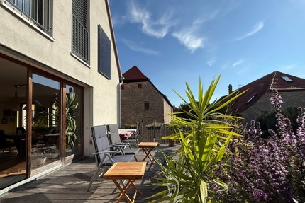 Traumhaftes Ensemble: Energieeffizientes (A) Einfamilienhaus mit Büro, großem Innenhof & Garten - Fahr