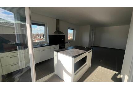 ZU SOFORT!! 3 - Zimmer - Penthouse, Badewanne, Strom + Gas - Wilhelmshaven Altengroden