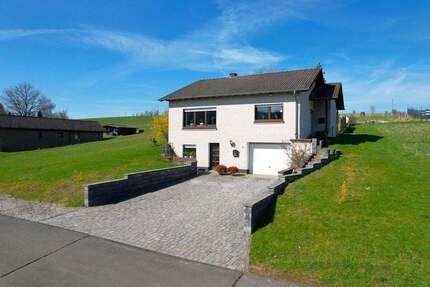 RESERVIERT Ruhig gelegenes, freistehendes Einfamilienhaus + 2 zusätzliche Baugrundstücke, mit überdachter Terrasse, Garage und herrlicher Aussicht - Kopp