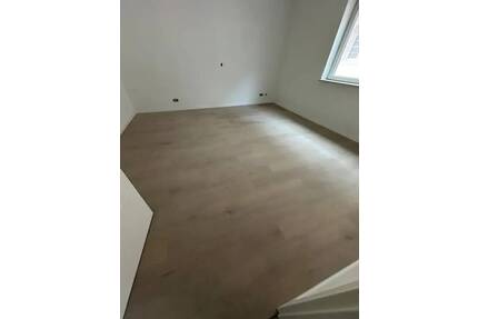 Teilmodernisierte Altbauwohnung mit großzügigem Grundriss - Eichenbühl