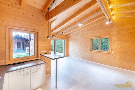 Attraktiver KFW40-Holzmassivbungalow mit 2 Zimmern, PV, Garten, Stellplatz und moderner Ausstattung - Bayerbach Mausham