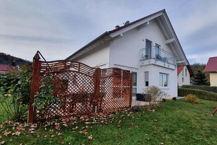 Modernes Fertighaus mit PV-Anlage, Fußbodenheizung & Kaminanschl. - Drei Gleichen